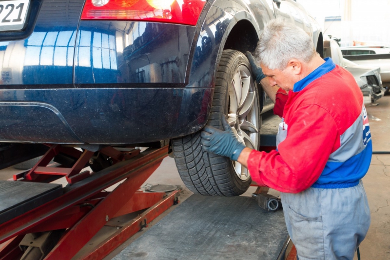 boutique-HYERES-min_auto_repair_repair_lift_auto_mechanic_work_clothes_master_professional_man_of_the_fold-685629