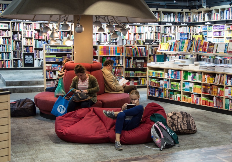 boutique-HYERES-min_books_bookstore_book_reader_readers_reading_shop_sale_books-849006