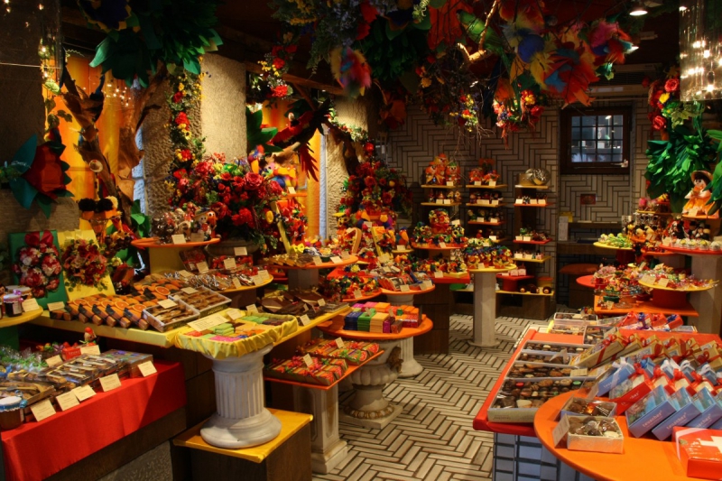 boutique-HYERES-min_candy_store_chocolate_shop_chocolate_switzerland-393515