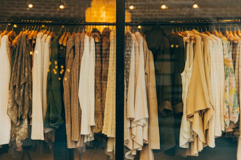 boutique-HYERES-min_clothe_fashion_store_shop_window_store_front-21277