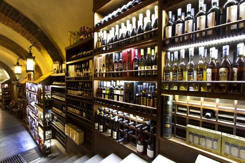 boutique-HYERES-min_world_street_travel_shop_canon_georgia_wine_bottles-429767